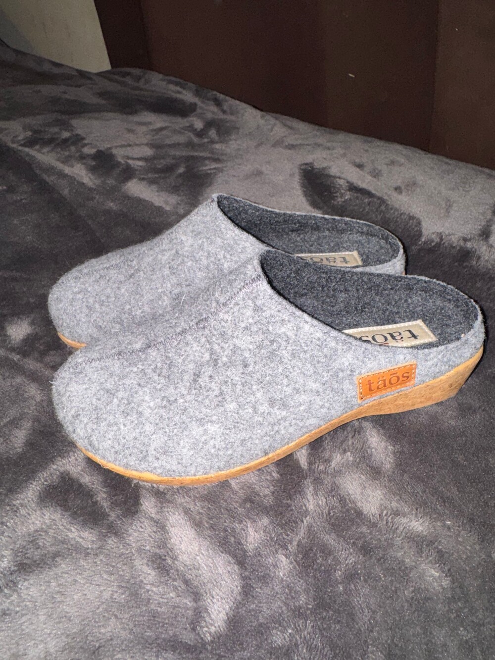 taos clogs size 7 gray felt wedge slip on shoes